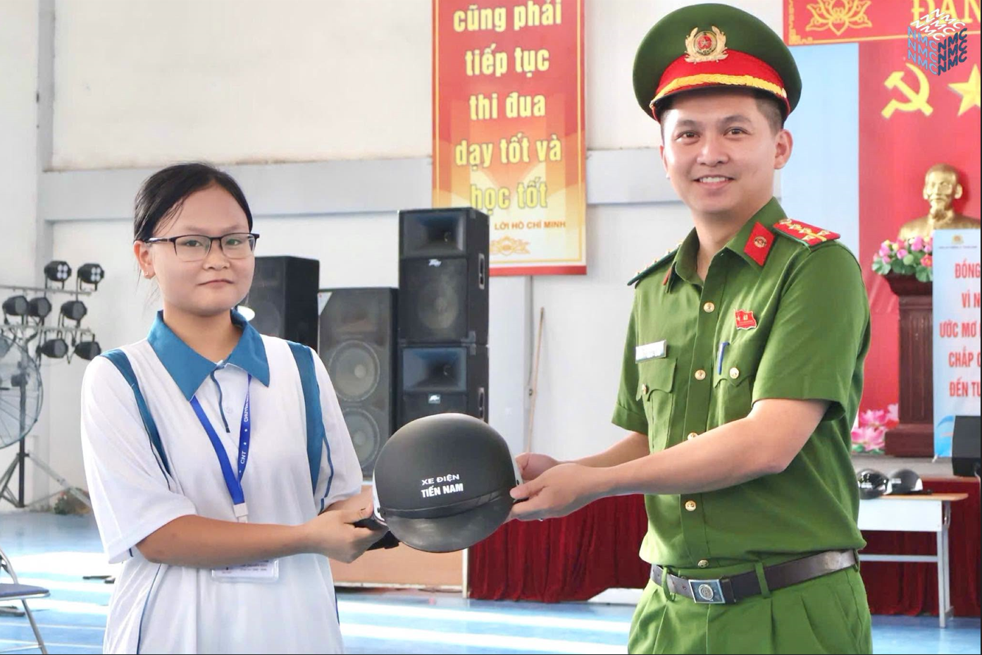 Ngoại khóa tuyên truyền, phổ biến giáo dục pháp luật về trật tự an toàn giao thông